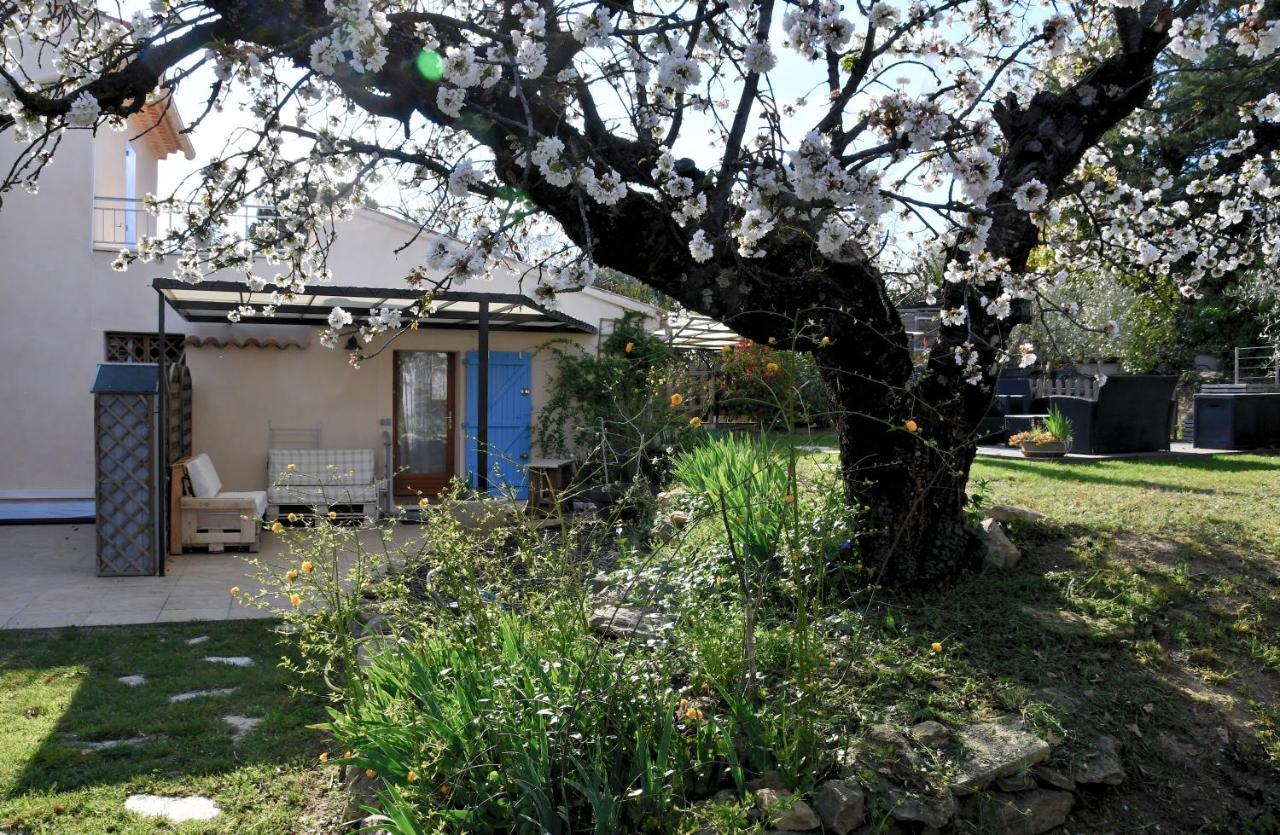 L'Ocabee Villa La Tour-d'Aigues Exterior photo